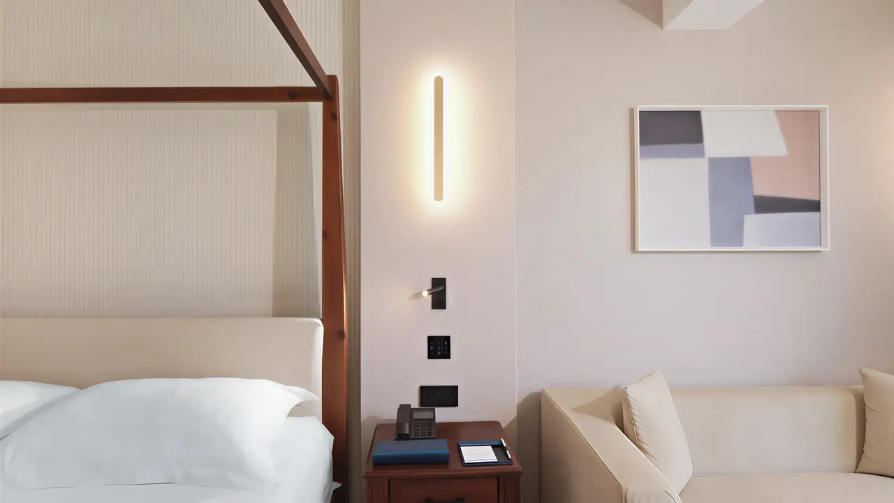 Wnętrze pokoju z łóżkiem w Olympic Lagoon Resort Paphos