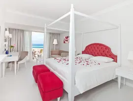 Jasny pokój z łóżkiem w Olympic Lagoon Resort Paphos