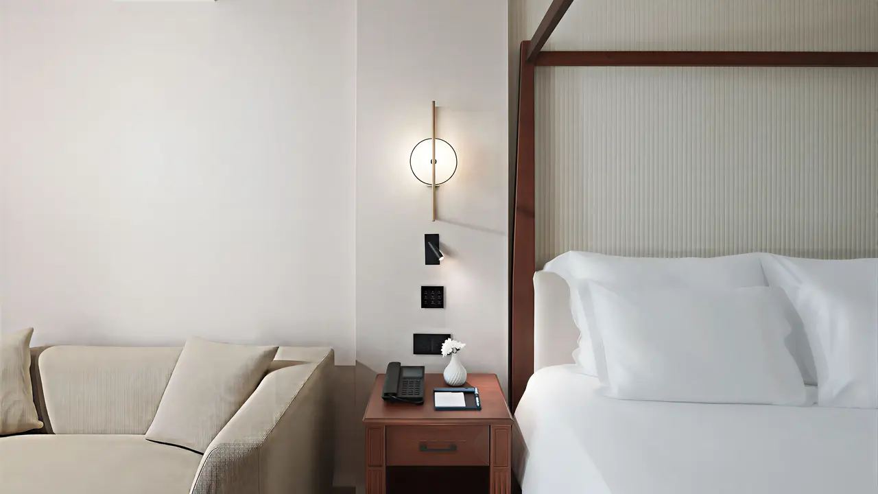 Pokój z łóżkiem i sofą w Olympic Lagoon Resort Paphos