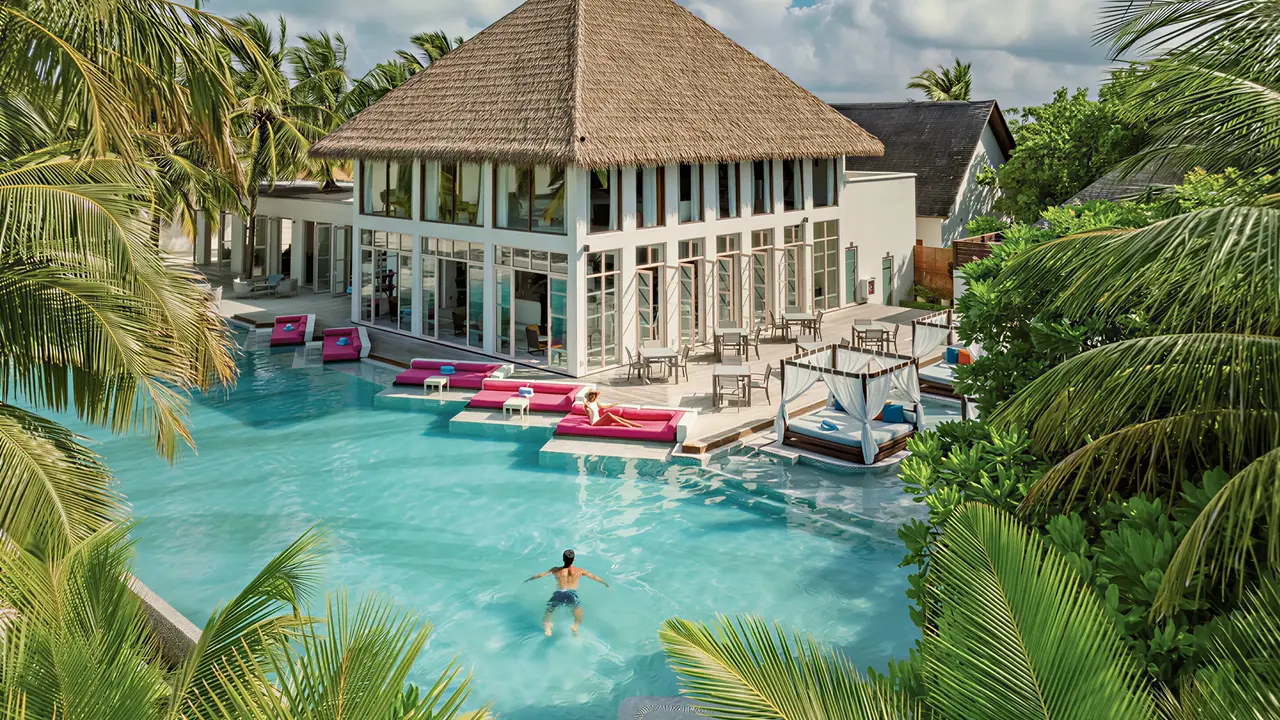 Basen i strefa wypoczynku w Ozen Life Maadhoo