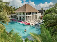 Basen i strefa wypoczynku w Ozen Life Maadhoo