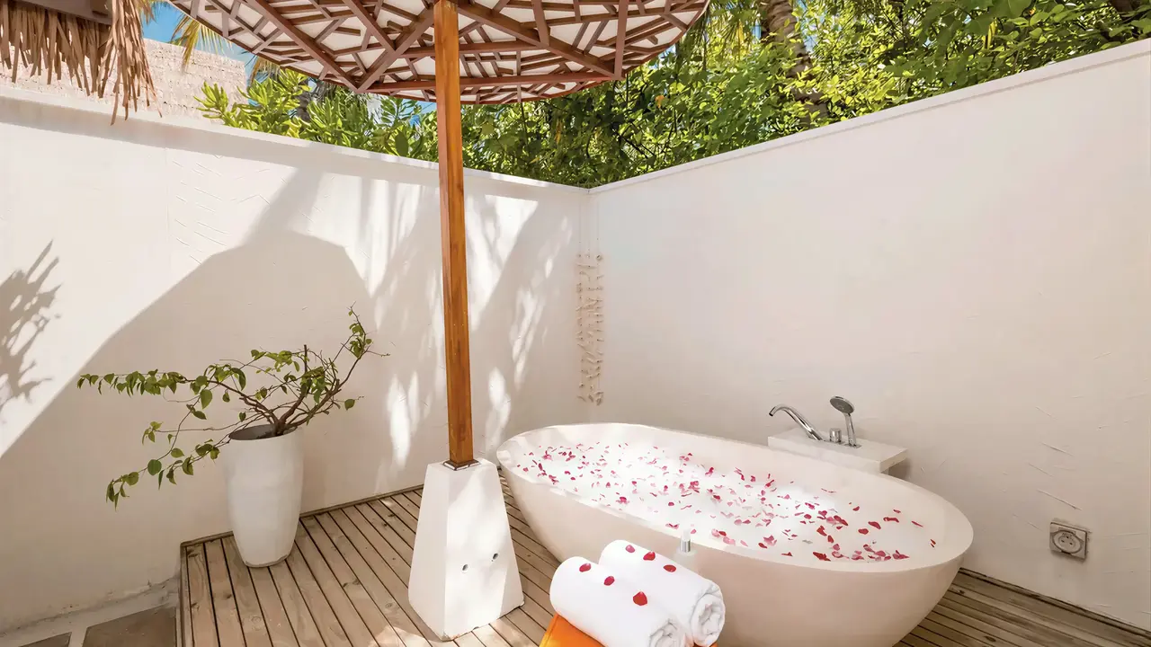 Prywatna wanna na tarasie w Ozen Life Maadhoo