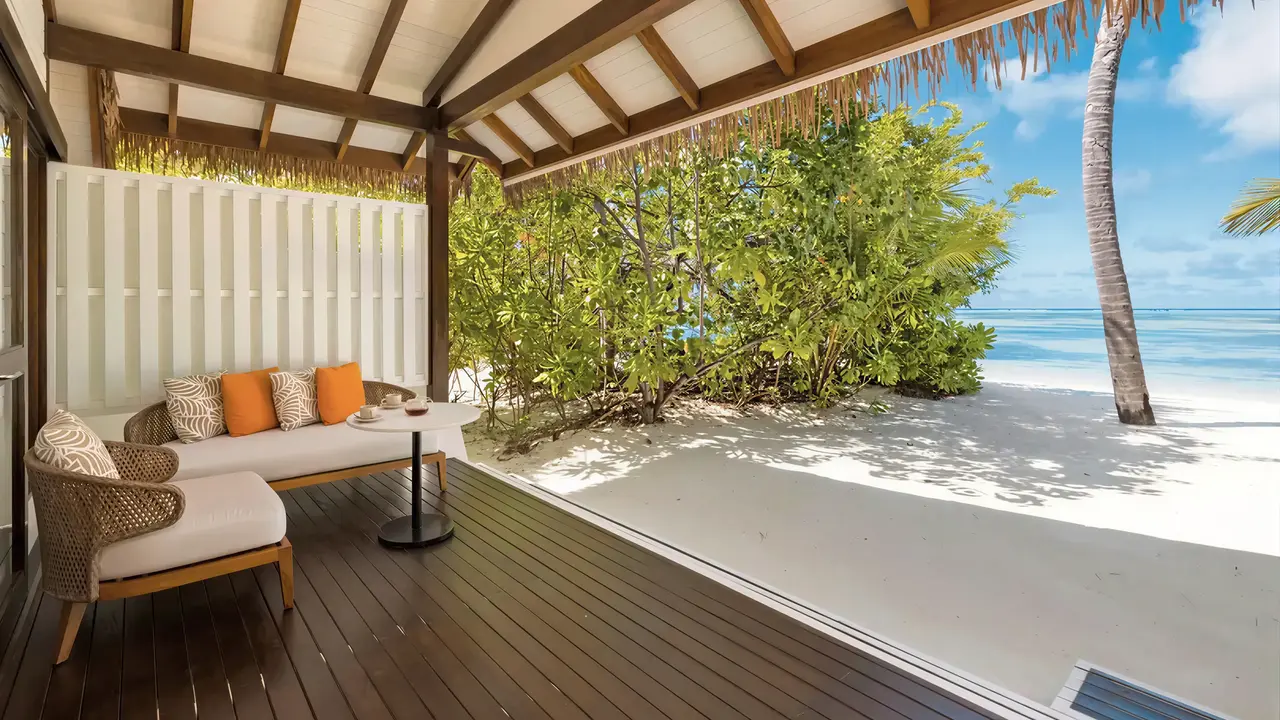 Taras nad plażą w Ozen Life Maadhoo