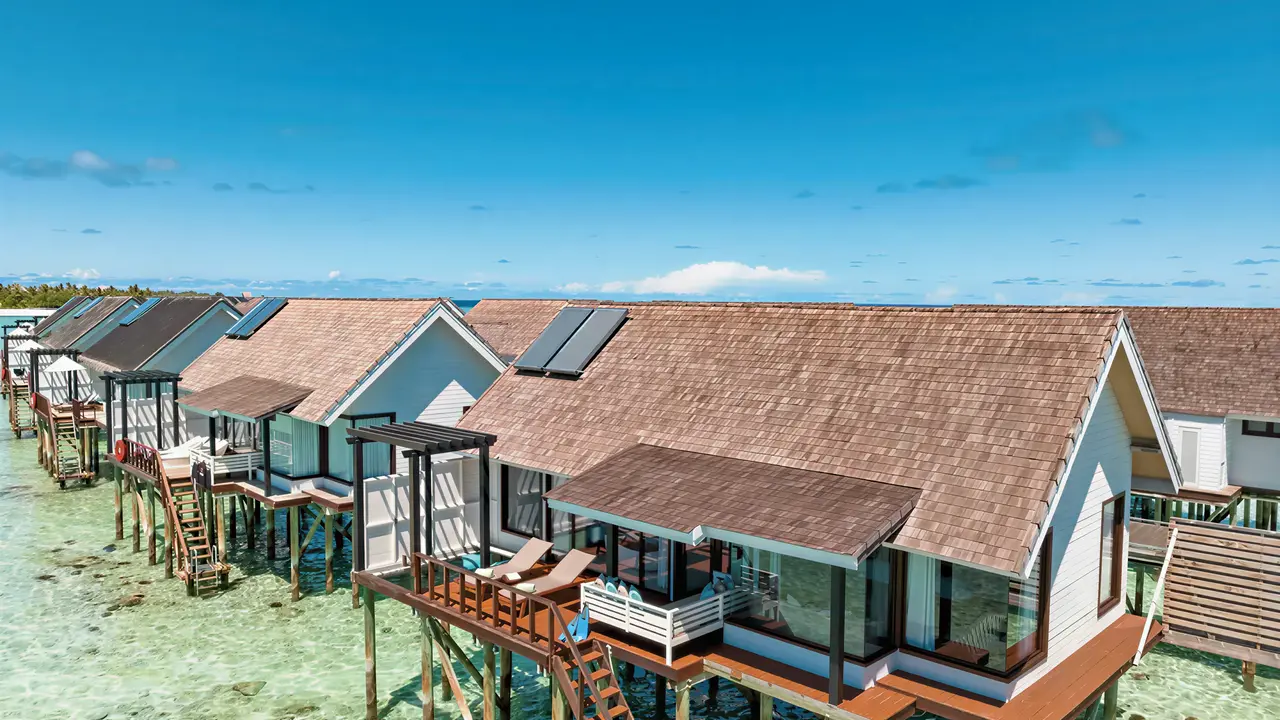 Widok na domki na wodzie w Ozen Life Maadhoo