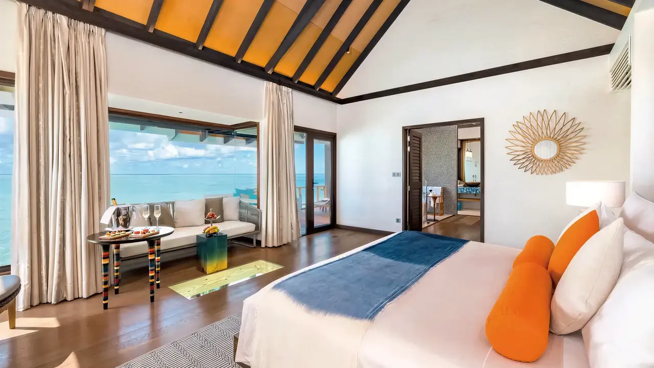 Sypialnia z widokiem na morze w Ozen Life Maadhoo