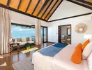 Sypialnia z widokiem na morze w Ozen Life Maadhoo