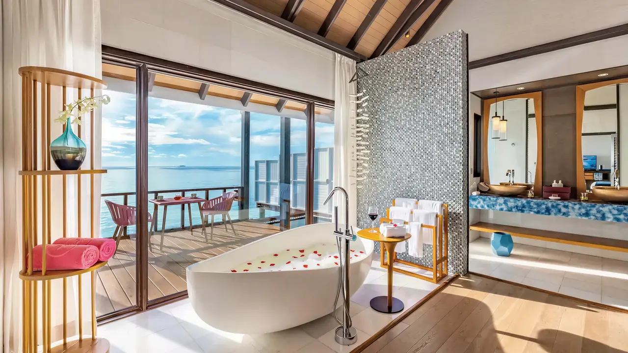 Luksusowa wanna z widokiem w Ozen Life Maadhoo
