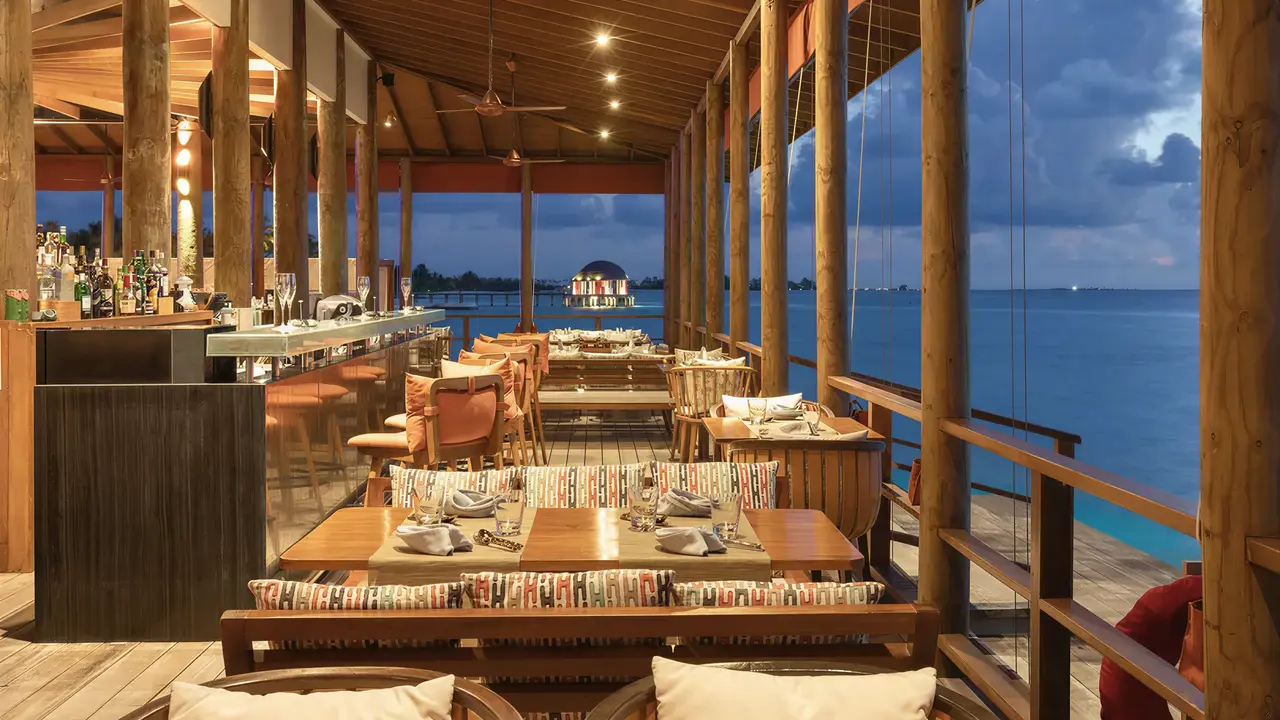Restauracja w Ozen Life Maadhoo z widokiem na ocean