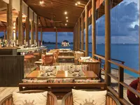 Restauracja w Ozen Life Maadhoo z widokiem na ocean