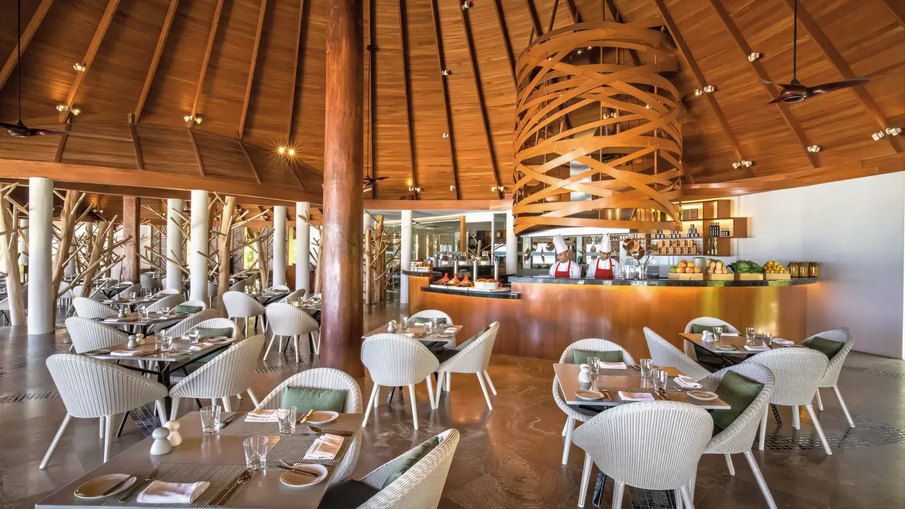 Restauracja w hotelu Ozen Life Maadhoo z drewnianym sufitem