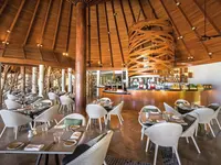 Restauracja w hotelu Ozen Life Maadhoo z drewnianym sufitem