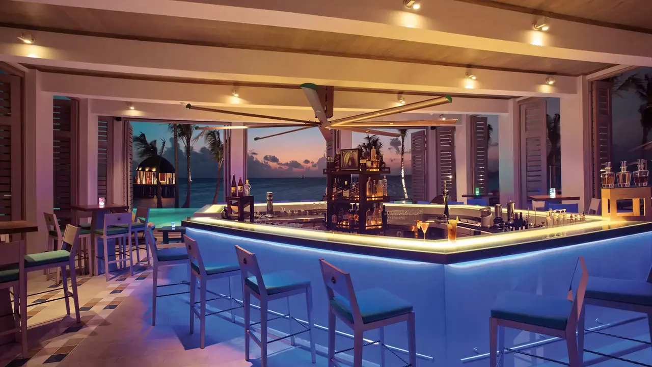 Nowoczesny bar w hotelu Ozen Life Maadhoo z widokiem