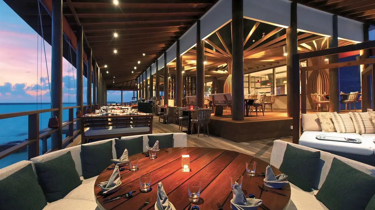 Elegancka restauracja w Ozen Life Maadhoo z widokiem na morze