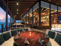 Elegancka restauracja w Ozen Life Maadhoo z widokiem na morze