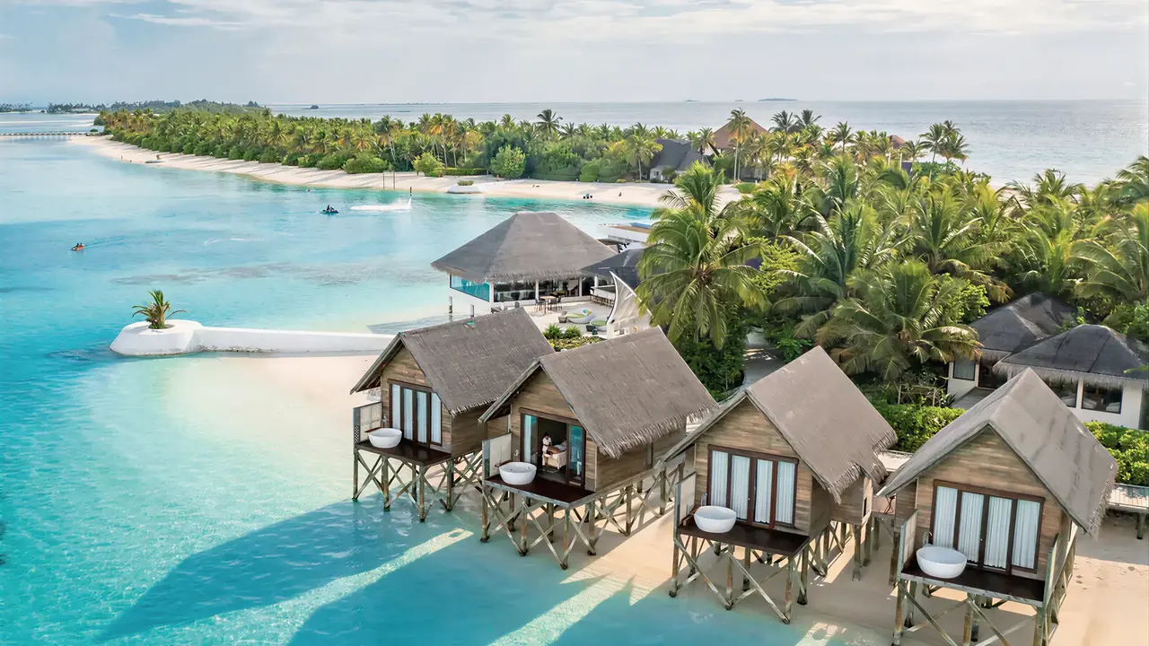 Widok na kompleks Ozen Life Maadhoo z domkami nadwodnymi