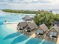 Widok na kompleks Ozen Life Maadhoo z domkami nadwodnymi