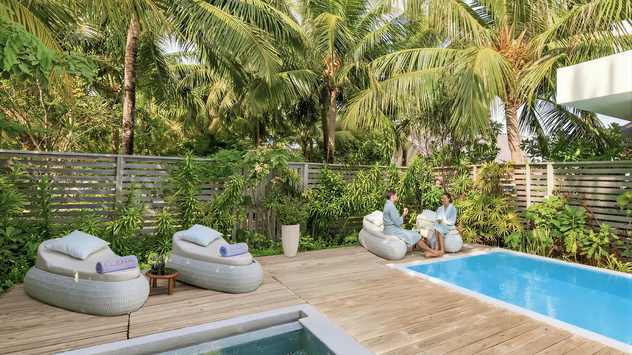 Prywatny basen i taras w Ozen Life Maadhoo