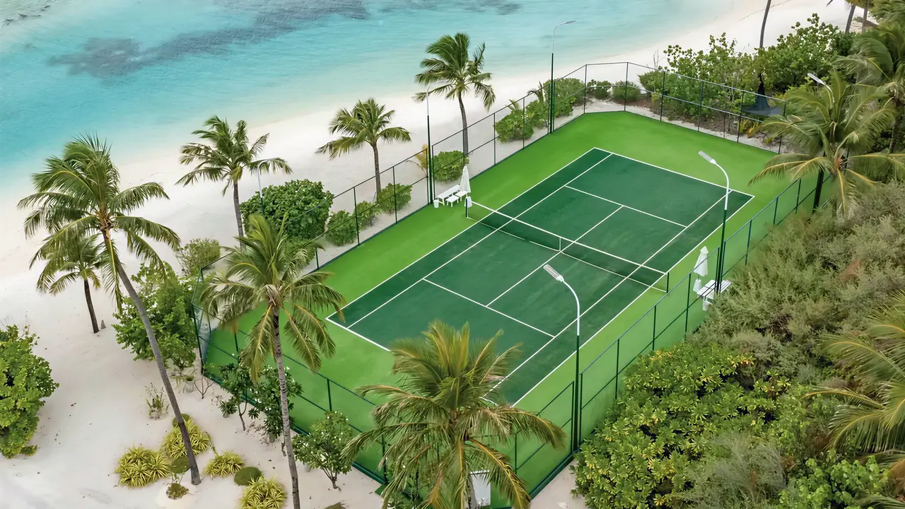 Kort tenisowy w hotelu Ozen Life Maadhoo