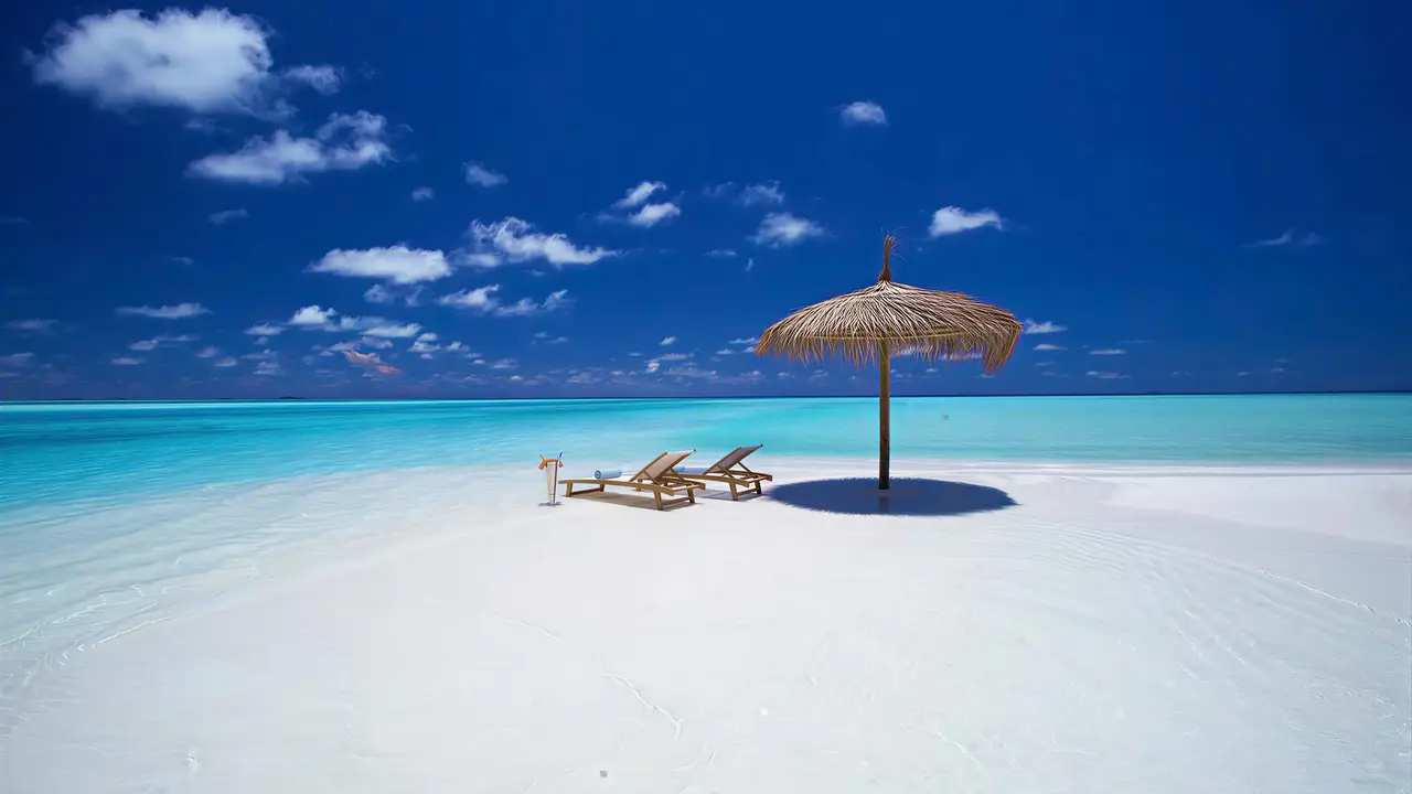 Plaża z leżakami i parasolem w Ozen Life Maadhoo