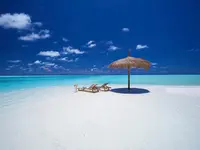 Plaża z leżakami i parasolem w Ozen Life Maadhoo