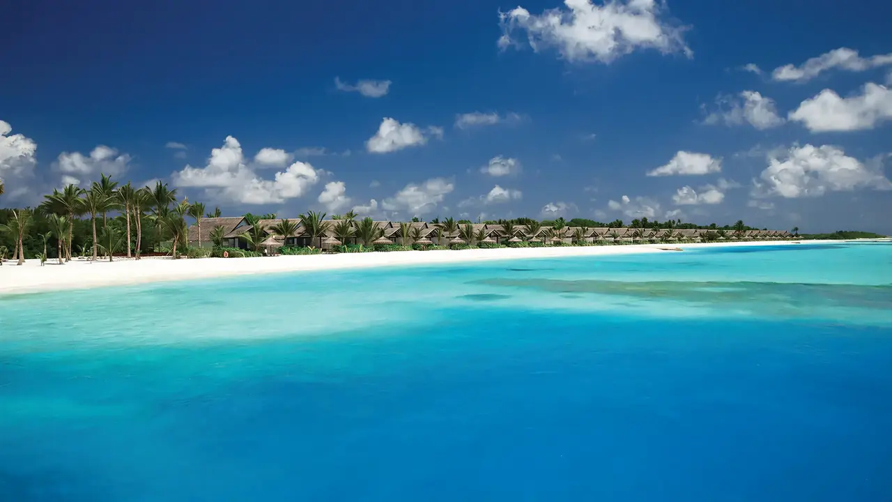 Biała plaża i turkusowa woda w Ozen Life Maadhoo
