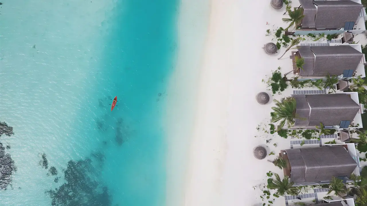 Osoba w czerwonym kajaku przy Ozen Life Maadhoo