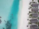 Osoba w czerwonym kajaku przy Ozen Life Maadhoo