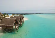 Widok na kompleks Ozen Life Maadhoo nad turkusową wodą