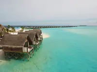 Widok na kompleks Ozen Life Maadhoo nad turkusową wodą