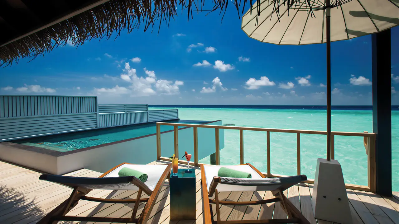 Taras z leżakami i basenem w Ozen Life Maadhoo