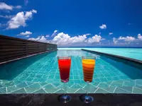 Napoje przy basenie w Ozen Life Maadhoo