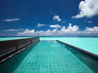 Basen typu infinity w Ozen Life Maadhoo nad wodą