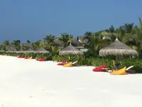 Plaża z leżakami i parasolami w Ozen Life Maadhoo