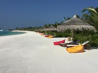 Biała plaża z parasolami w Ozen Life Maadhoo