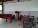 Sala gier w Ozen Life Maadhoo z piłkarzykami