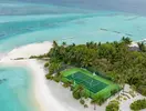 Korty tenisowe w Ozen Life Maadhoo nad brzegiem morza