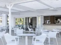 Stolik i krzesła w restauracji Palia La Roca