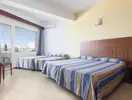 Pokój z łóżkami w hotelu Palia La Roca