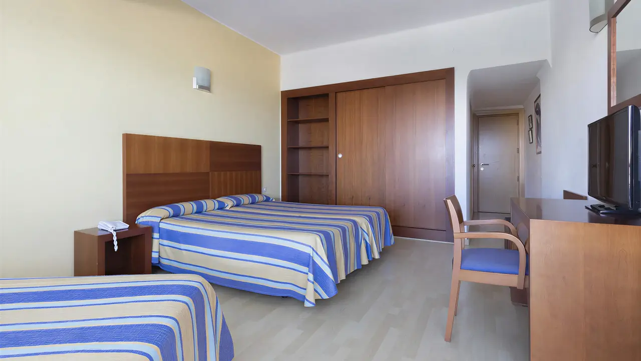 Pokój z łóżkami w hotelu Palia La Roca