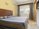 Pokój z łóżkami w hotelu Palia La Roca