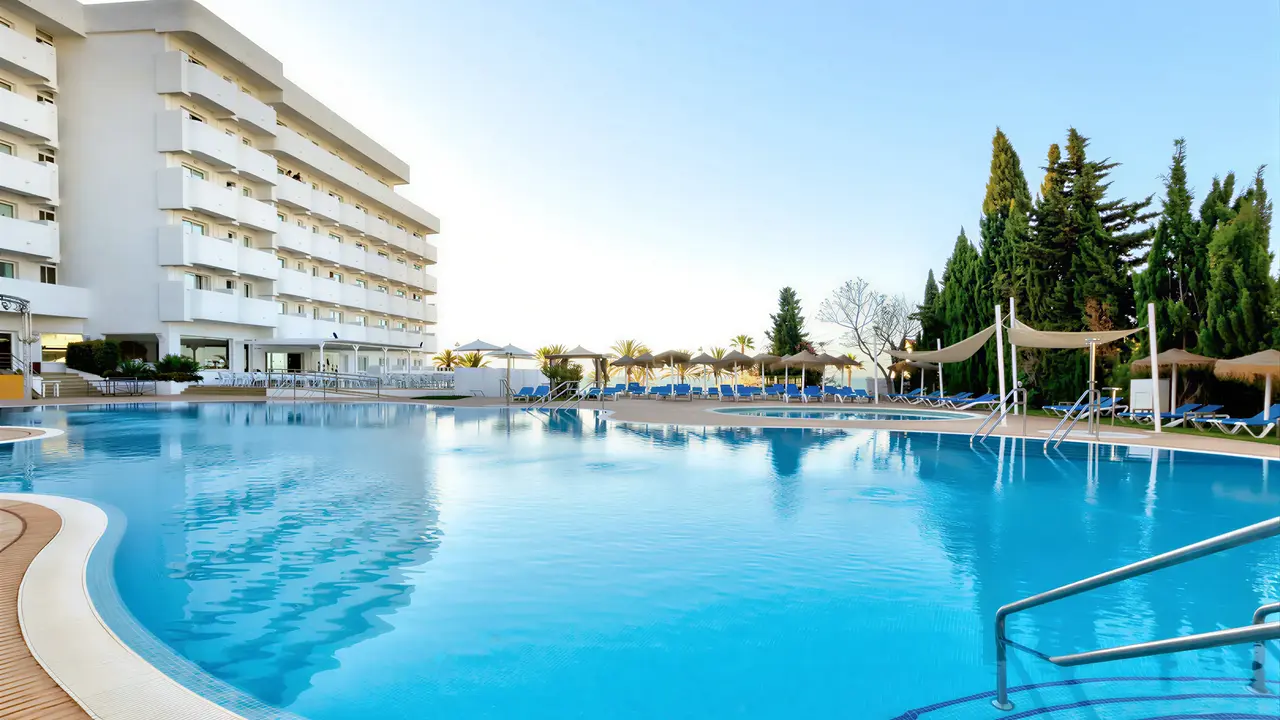 Basen zewnętrzny w hotelu Palia La Roca