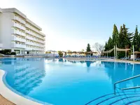Basen zewnętrzny w hotelu Palia La Roca