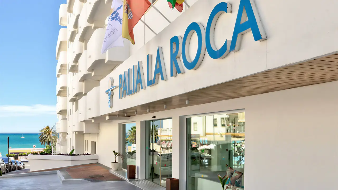 Elewacja i wejście do hotelu Palia La Roca
