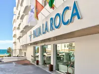 Elewacja i wejście do hotelu Palia La Roca