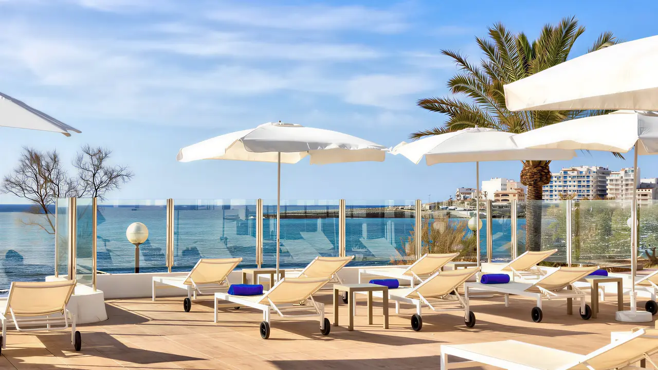 Leżaki pod parasolami w Palia Sa Coma Playa przy morzu
