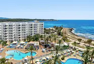 Widok na kompleks Palia Sa Coma Playa z basenami i plażą