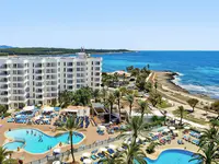 Widok na kompleks Palia Sa Coma Playa z basenami i plażą