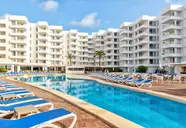 Basen z leżakami w hotelu Palia Sa Coma Playa