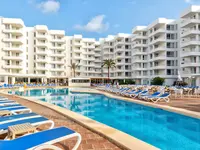 Basen z leżakami w hotelu Palia Sa Coma Playa