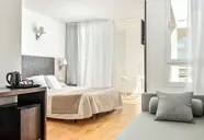 Nowoczesny pokój z łóżkiem w Palia Sa Coma Playa